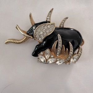 Get gorgeously glammed up with this stunning elephent pin